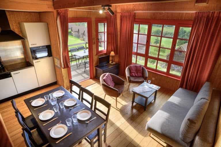 piece de vie avec vue jardin chalet maison baie de somme scaled