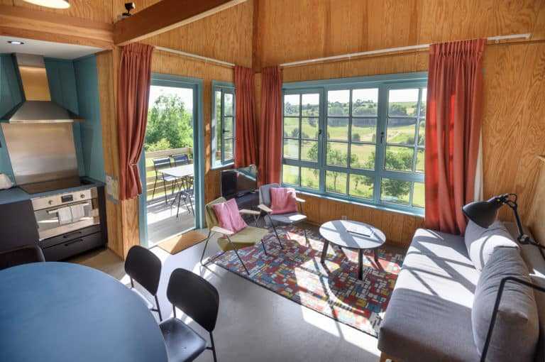 piece de vie vue terrasse chalet maison confort baie de somme scaled